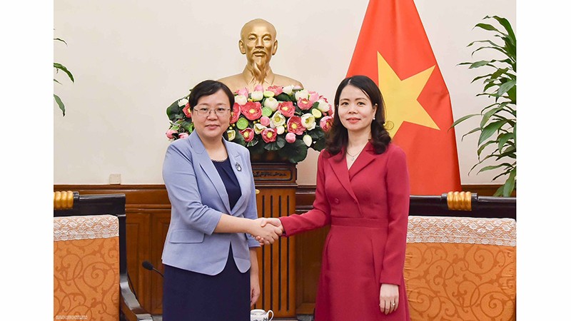 Заместитель министра иностранных дел Вьетнама Нгуен Минь Ханг (справа) и заместитель мэра китайского города Чунцин Чжан Гуожи. Фото: baoquocte.vn