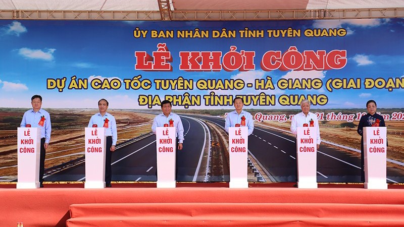 Делегаты нажимают кнопки в знак начала строительства участка скоростной автомагистрали Туенкуанг-Хажанг, проходящего через Туенкуанг. 
