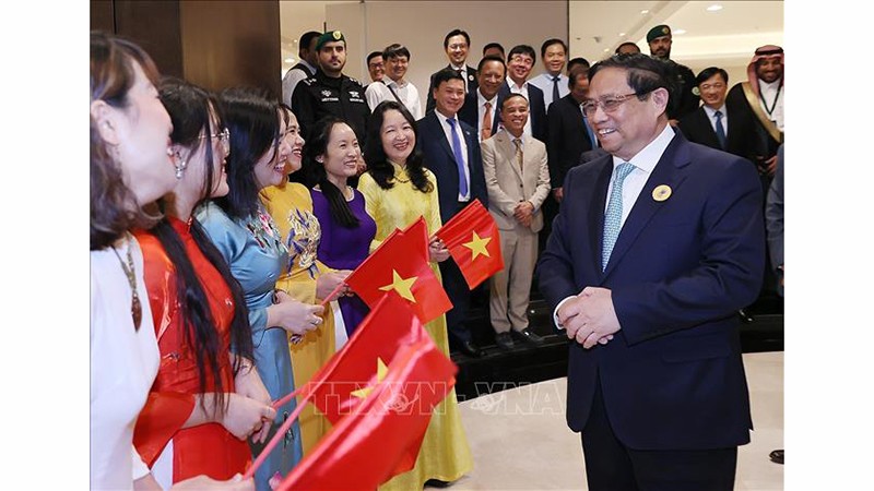 Премьер-министр Фам Минь Тьинь и представители вьетнамской диаспоры в Саудовской Аравии. Фото: ВИА