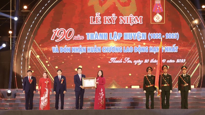 Вице-президент Во Тхи Ань Суан вручает Орден Труда первой степени партийной организации, властям и жителям уезда Тханьшон. 