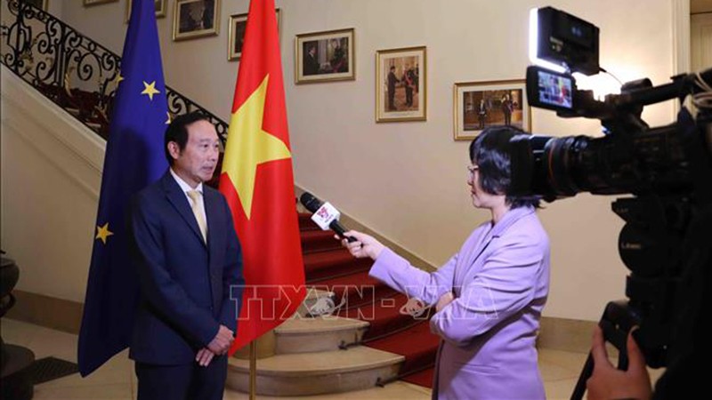 Посол Нгуен Ван Тхао дает интервью корреспонденту ВИА в Брюсселе. Фото: ВИА