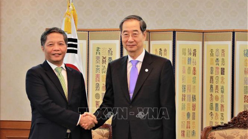 Заведующий Отделом ЦК КПВ по экономическим вопросам Чан Туан Ань (слева) и Премьер-министр Южной Кореи Хан Док Су. Фото: ВИА