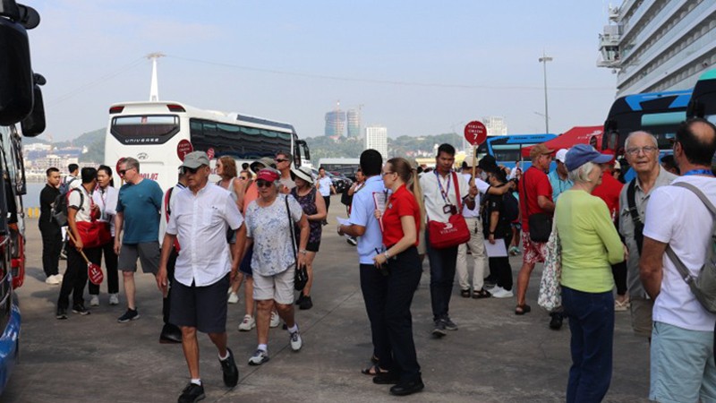 Представители туристических агентств принимают туристов в международном порту Хонгай. 