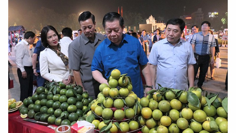 Товарищ Нгуен Чонг Нгиа посещает стенд, представляющий продукты провинции Хажанг.