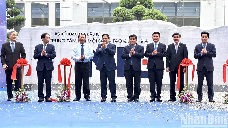 Премьер-министр Фам Минь Тьинь и делегаты разрезают ленту в знак открытия новой базы NIC. Фото: Чан Хай