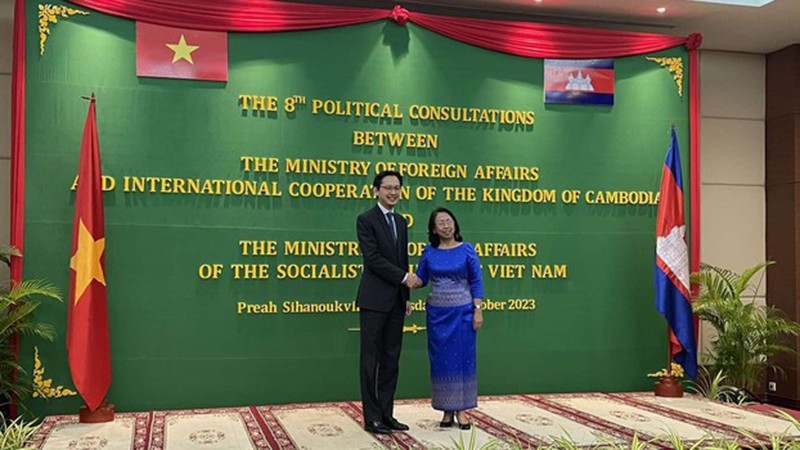 Замминистра иностранных дел До Хунг Вьет (слева) и госсекретарь Министерства иностранных дел и международного сотрудничества Камбоджи Соунг Ратчави. Фото: МИД Вьетнама