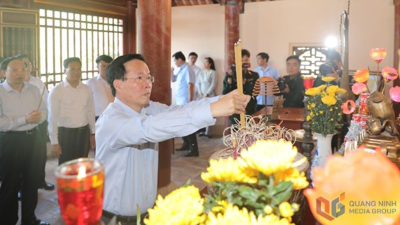 Президент Во Ван Тхыонг воскуряет благовония в храме Президента Хо Ши Мина. Фото: baoquangninh.vn