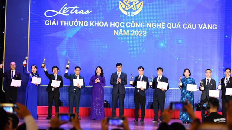 Вице-президент Во Тхи Ань Суан вручает премию молодым ученым. 