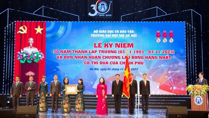 Вице-президент Во Тхи Ань Суан вручает Орден Труда первой степени руководителям Ханойского открытого университета.