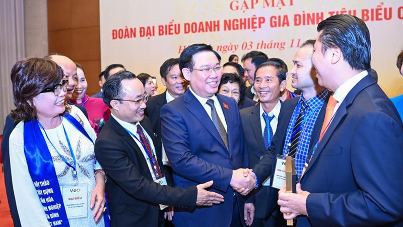 Председатель НС Выонг Динь Хюэ и делегаты на встрече. Фото: Зюи Линь