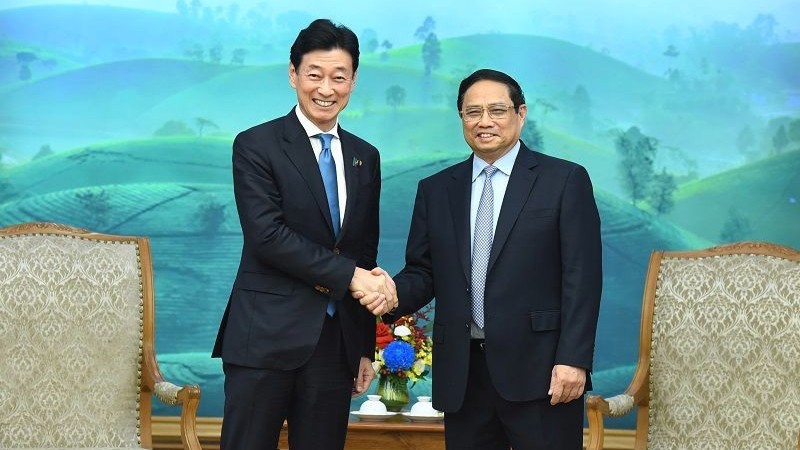 Премьер-министр Фам Минь Тьинь (справа) и Министр экономики, торговли и промышленности Японии Нисимура Ясутоси. Фото: Чан Хай