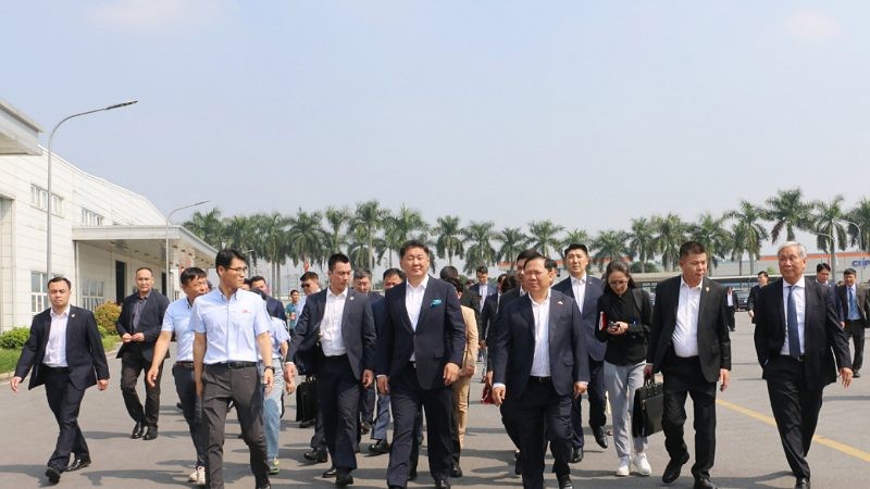 Президент Монголии Ухнаагийн Хурэлсух и рабочая делегация посещают промышленный парк Лыонгшон. 