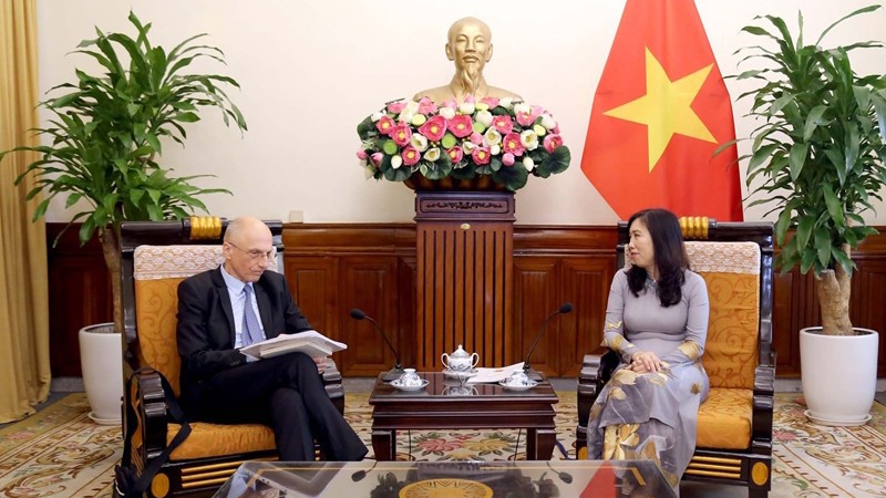 Замминистра иностранных дел Ле Тхи Тху Ханг и Посол Иван Велимир Старцевич. Фото: МИД Вьетнама