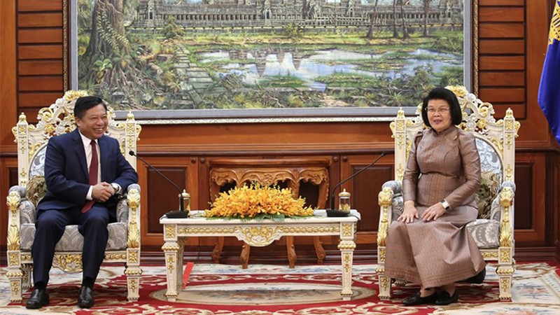 Посол Вьетнама в Камбодже Нгуен Хюи Танг (слева) и Председатель НА Камбоджи Кхуон Судари. 