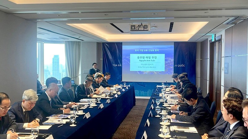 Более 20 предприятий принимают участие в беседе по установлению связей с южнокорейскими предприятиями. Фото: Минь Ань