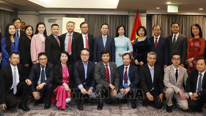 Президент Во Ван Тхыонг с супругой и делегаты фотографируются на память. Фото: ВИА