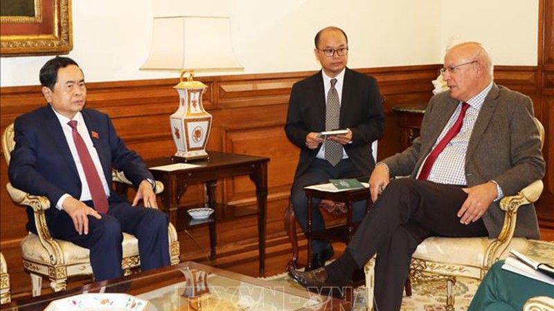 Постоянный зампредседателя НС Чан Тхань Ман на встрече с Председателем Ассамблеи Республики Португалии Аугусту Сантушом Силвой. Фото: ВИА