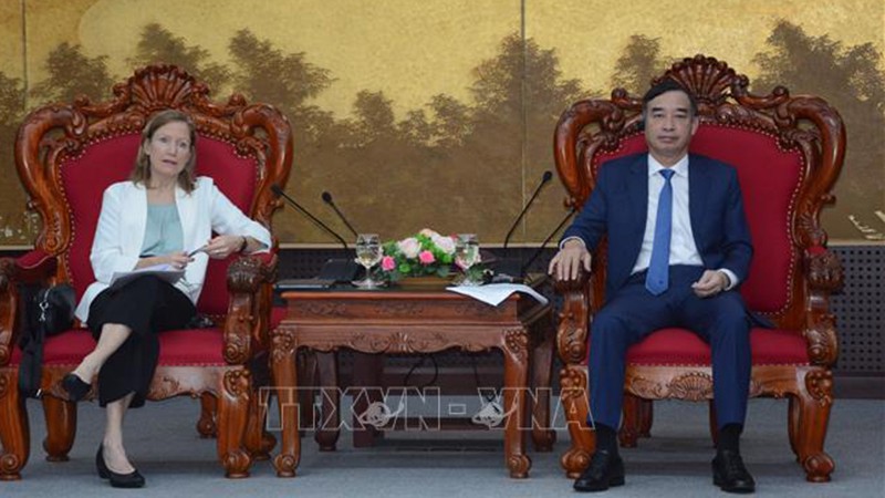 Председатель Народного комитета г. Дананга Ле Чунг Тьинь (справа) и национальный директор USAID во Вьетнаме Алер Граббс. Фото: ВИА 