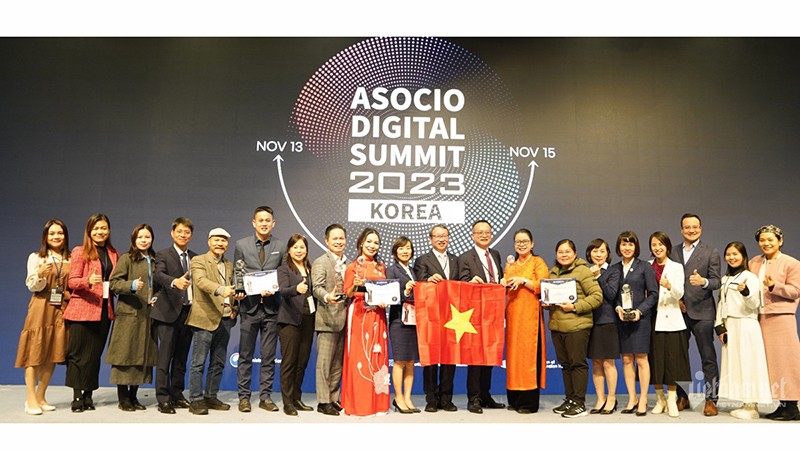 Представители Вьетнама на церемонии вручения премии ASOCIO. Фото: VINASA