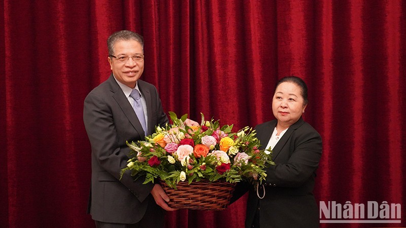 Посол Данг Минь Кхой поздравляет Посла Лаоса в России с Национальным праздником. Фото: Суан Хынг