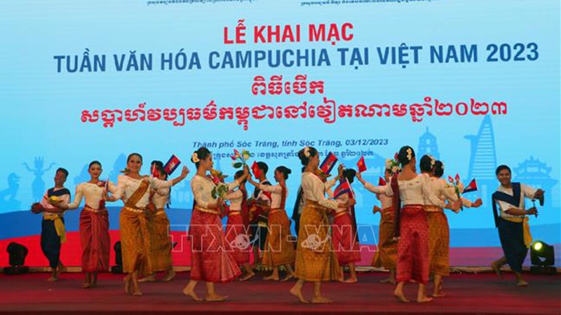 Вьетнамско-камбоджийский дружественный танец. Фото: ВИА