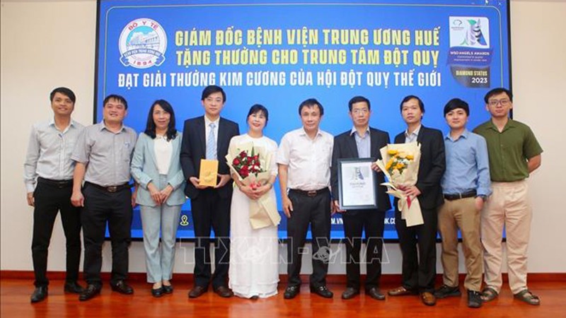 Центр по борьбе с инсультом при Центральной больнице г. Хюэ получает бриллиантовую награду WSO. Фото: ВИА