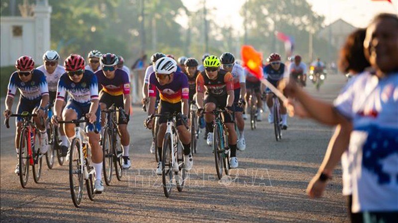 Спортсмены соревнуются в велогонке. Фото: ВИА