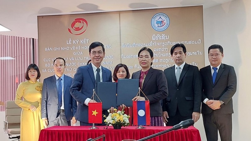 Вьетнам и Лаос подписывают меморандум о взаимопонимании по плану сотрудничества на 2024 год. Фото: ВИА