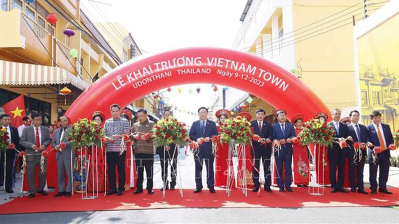 Делегаты разрезают ленту в знак открытия Вьетнамского квартала. Фото: ВИА