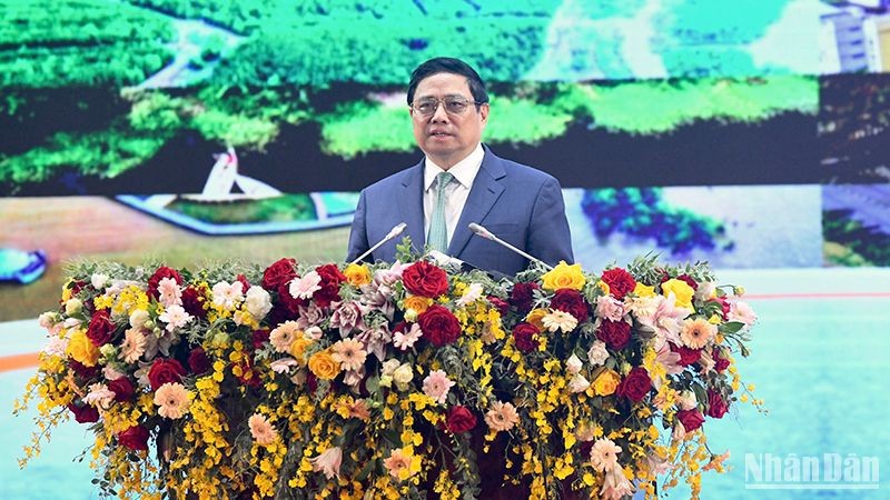 Премьер-министр Фам Минь Тьинь выступает на конференции. Фото: ВИА