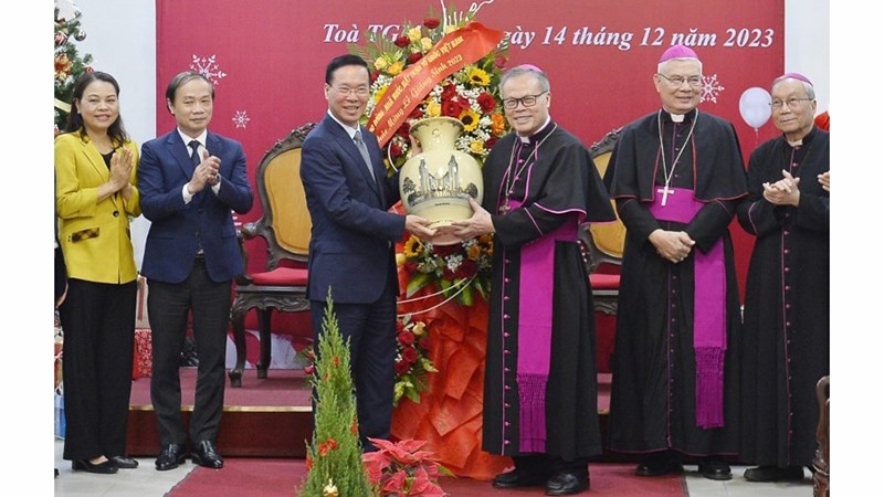 Президент Во Ван Тхыонг поздравляет архиепископа Нгуен Тьи Линя с наступающим Родежством. Фото: ВИА