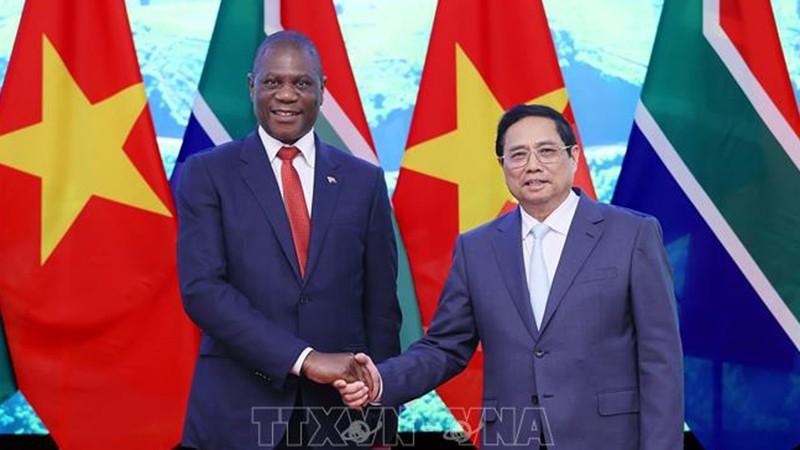 Премьер-министр Фам Минь Тьинь и Вице-президент ЮАР Пол Машатиле. Фото: ВИА