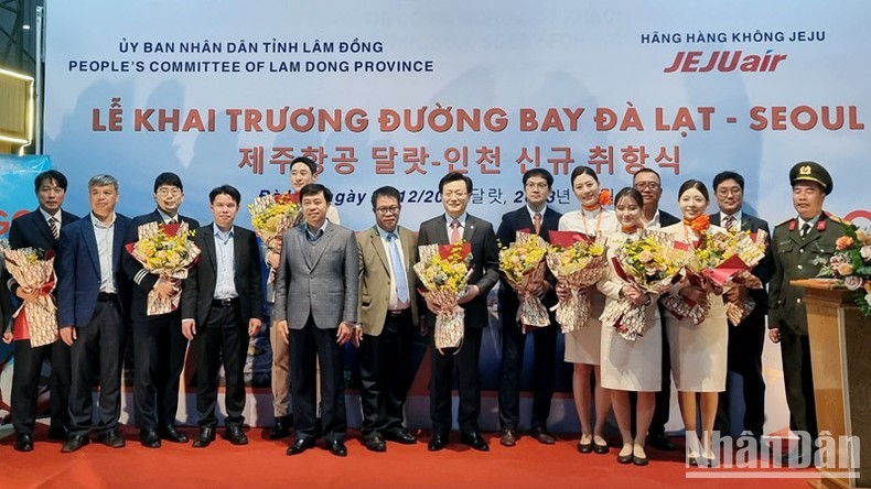 Руководители провинции Ламдонг, департамента и отрасли приветствуют представителей авиакомпании Jeju и членов экипажа. 