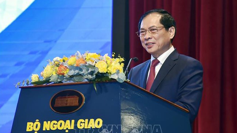 Министр иностранных дел Буй Тхань Шон выступает на закрытии конференции. Фото: ВИА