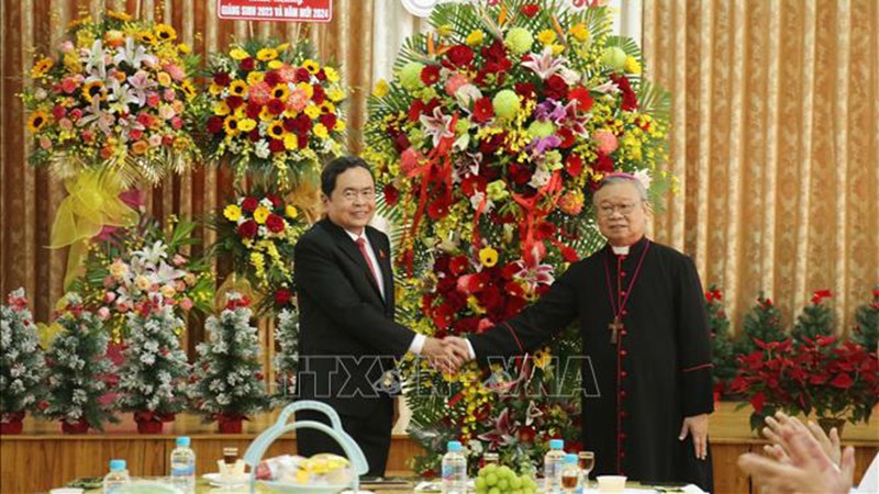 Постоянный зампредседателя НС Чан Тхань Ман поздравляет епархию Кантхо с наступающим Рождеством. Фото: ВИА