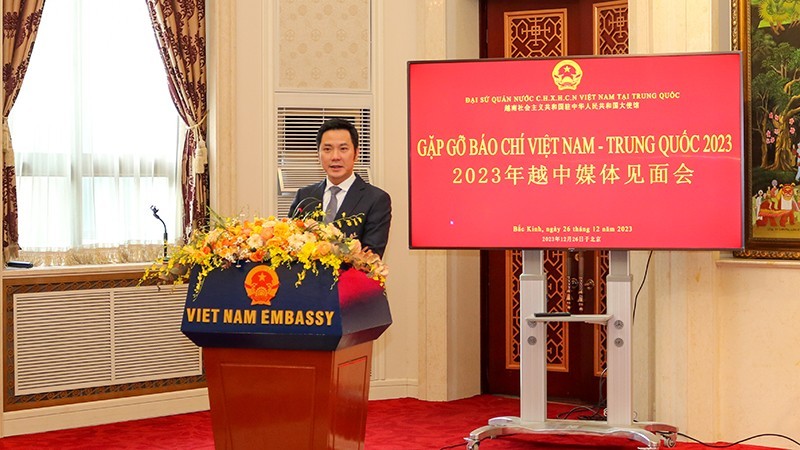 Посланник Нинь Тхань Конг выступает на встрече.