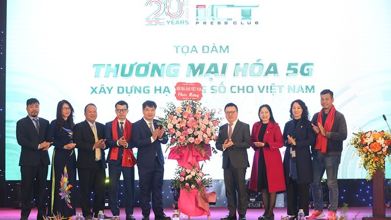 Главный редактор газеты «Нянзан» Ле Куок Минь поздравляет Клуб журналистов Вьетнама в области ИКТ с 20-й годовщиной его создания.