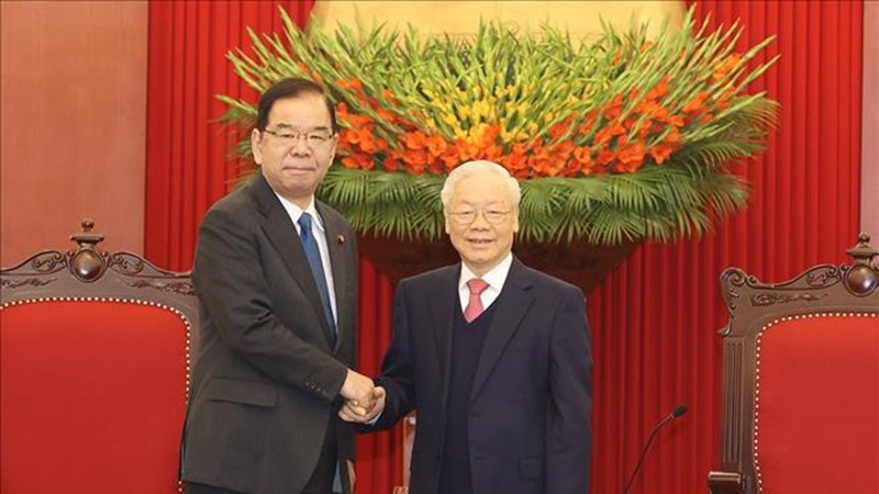 Генеральый секретарь ЦК КПВ Нгуен Фу Чонг (справа) и Председатель Президиума ЦК КПЯ Сии Кадзуо. Фото: ВИА 