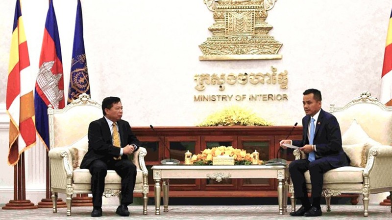 Посол Нгуен Хюи Танг (слева) и Вице-премьер, глава МВД Камбоджи Сар Сокха.