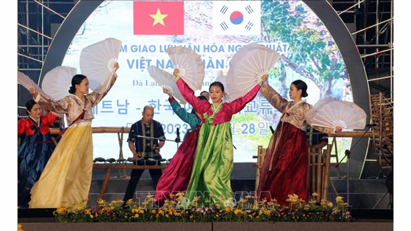 Вьетнамские артисты в традиционных южнокорейских костюмах выступают под музыку Центрального нагорья. Фото: ВИА