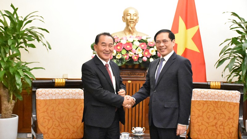 Министр иностранных дел Буй Тхань Шон (справа) и Замминистра иностранных дел Лаоса Тинг Суксан. Фото: dangcongsan.vn