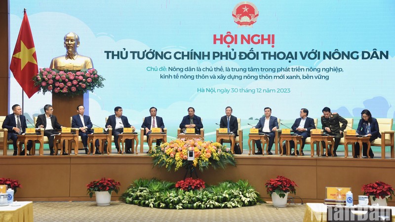Премьер-министр Фам Минь Тьинь, руководители министерств и ведомств ведут диалог с фермерами. Фото: Чан Хай