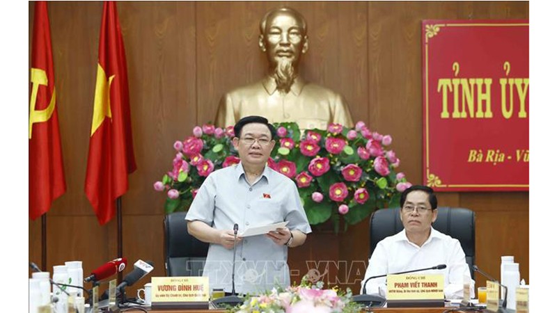 Председатель НС Выонг Динь Хюэ выступает на рабочей встрече. Фото: ВИА