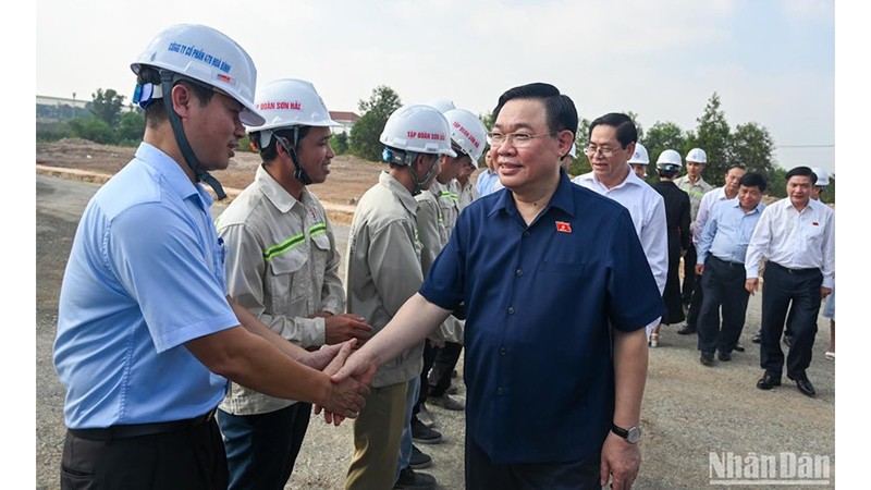 Председатель НС Выонг Динь Хюэ и должностные лица, инженеры и рабочие Проекта третьего участка скоростной автомагистрали Биенхоа-Вунгтау первого этапа. Фото: Зюи Линь