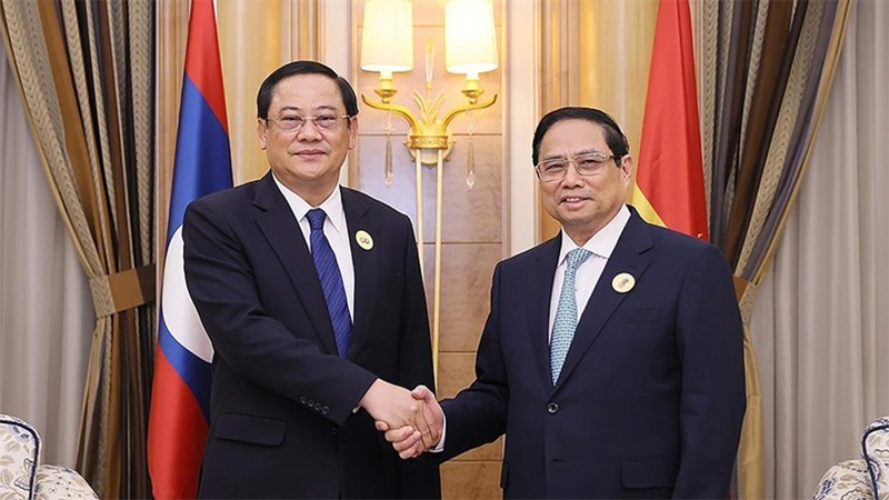 Премьер-министр Фам Минь Тьинь (справа) и Премьер-министр Сонесай Сипхандон. Фото: ВИА 