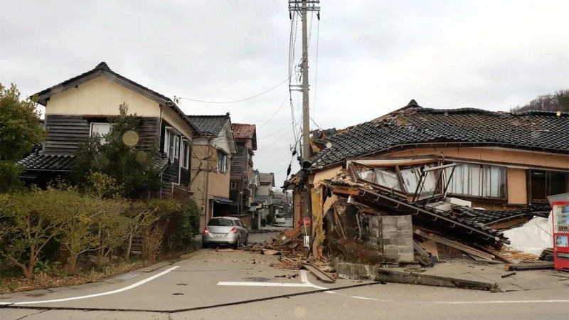 Жилой дом в городе Вадзима японской префектуры Исикава обрушился после землетрясения. Фото: Рейтер