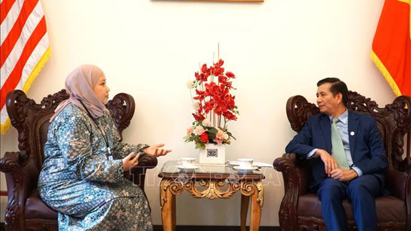 Посол Вьетнама в Малайзии Динь Нгок Линь (справа) дает интервью корреспонденту Bernama. Фото: ВИА