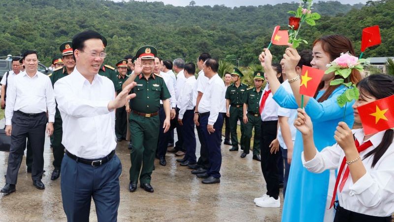 Президент Во Ван Тхыонг на встрече с военнослужащими и жителями общины Тхотяу. Фото: ВИА