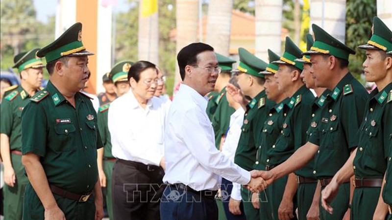 Президент Во Ван Тхыонг, кадровые работники и военнослужащие пограничного поста международного контрольно-пропускного пункта Хатиен. Фото: ВИА