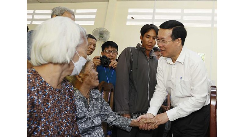 Президент Во Ван Тхыонг навещает жителей уезда Хонггны. Фото: ВИА